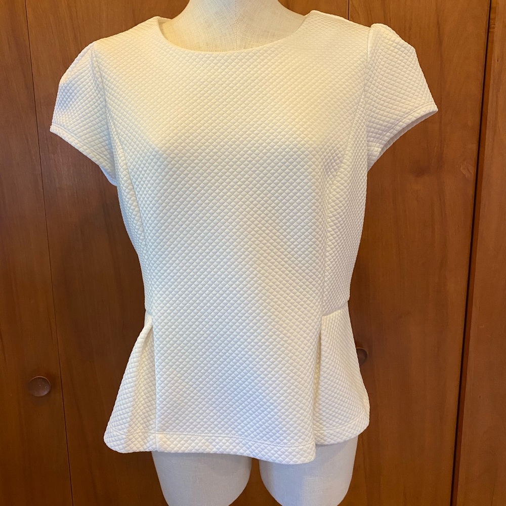 🏝🏝🏝Liz Claiborne Textured cap sleeve top.